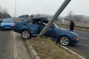 Direğe çarpan otomobilin sürücüsü yaralandı