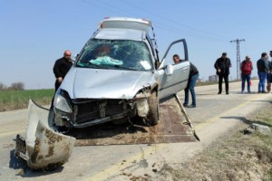 Şarampole devrilen otomobilde 5 kişi yaralandı