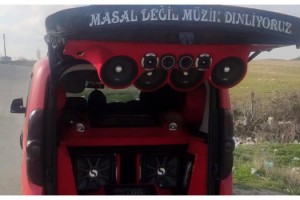 Yüksek sesle müzik dinleyen aracın sürücüsüne 819 lira ceza