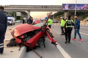 Kadıköy’de feci kaza; otomobil ikiye bölündü