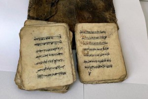 Tarihi el yazması kitabı satmak isterken yakalandı