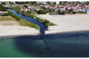 Atıklardan siyaha dönüşerek Marmara Denizi'ne akan Kınıklı Deresi'nde inceleme