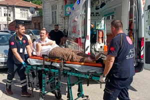 15 yaşındaki sürücünün kullandığı motosiklet yayaya çarptı: 3 yaralı