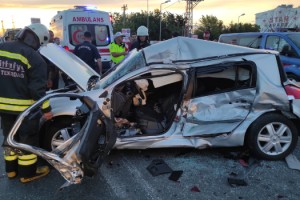 Otomobil kırmızı ışıkta bekleyen minibüse çarptı: 2 yaralı
