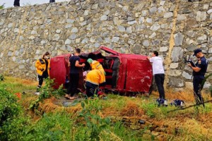 Şarampole devrilen otomobildeki karı- koca öldü, oğlu ve gelinleri ağır yaralandı