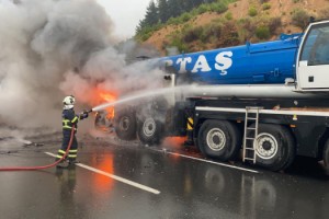 Hareket halindeyken alev alan vinç yandı