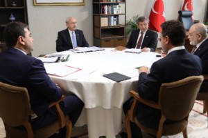 Davutoğlu’ndan kurmaylarına çağrı: Gelecek Partisi Başkanlık Kurulu ‘cumhurbaşkanı adayı’ gündemiyle toplanıyor