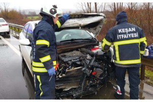 Kontrolden çıkan otomobil bariyerlere çarptı: 4 yaralı