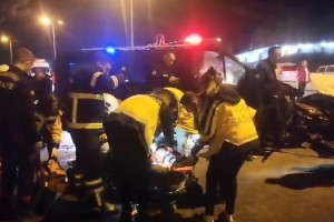 Minibüs ile otomobil çarpıştı; 2 yaralı