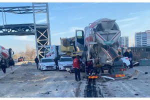 Freni boşalan beton mikseri park halindeki otomobillere çarptı; kaza anı kamerada