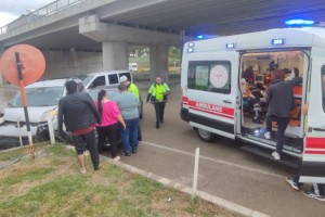 Hafif ticari araç ile otomobil çarpıştı: 3 yaralı