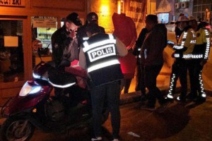 Uyuşturucu ile yakalanan motokurye gözaltında