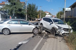 2 otomobil çarpıştı: 1 yaralı