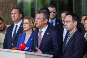 Özgür Özel'den Sırrı Süreyya Önder'in tedavi gördüğü hastaneye ziyaret