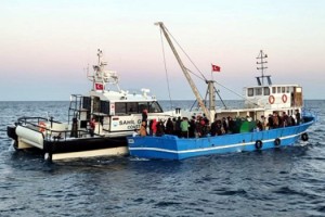 Balıkçı teknesinde 92 kaçak göçmen yakalandı
