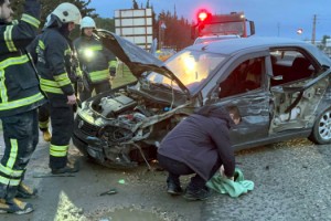 Kontrolden çıkan otomobil bariyerlere çarptı; 1 yaralı