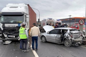 TIR, kırmızı ışıkta bekleyen otomobile çarptı; 3 yaralı