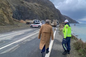 Tekirdağ'da heyelan nedeniyle kapanan yolda kontrollü ulaşım