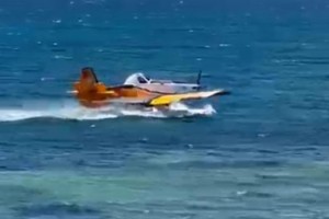 Denizden su alan uçağın olumsuz hava şartları nedeniyle kalkış yapamadığı anlar kamerada