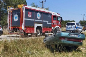Şarampole devrilen otomobil ters döndü