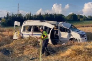 Silivri'de servis minibüsü devrildi; 2 ölü, 10 yaralı