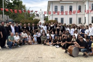 Türkiye Şampiyonu olan halk oyunları ekibi, Tekirdağ’da coşkuyla karşılandı