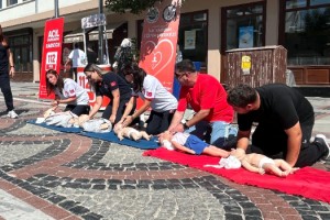 Edirne’de ilk yardımın önemi, trafiğe kapalı caddede uygulamalı anlatıldı