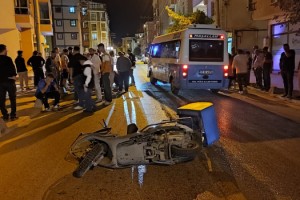 Motosiklet yayaya çarptı; 1’i ağır, 2 yaralı