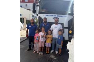 Temizlik görevlilerinden kendilerine el sallayan çocuklara sürpriz