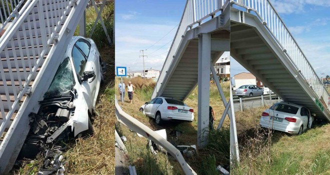 Otomobil, Üst Geçide Çarptı: 2 Yaralı
