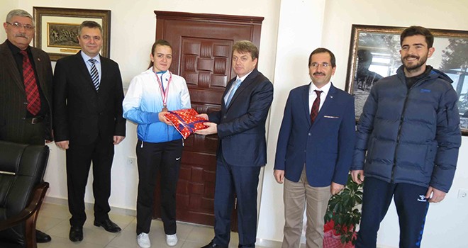 Kaymakam Karahan’dan Türkiye Üçüncüsüne Ödül