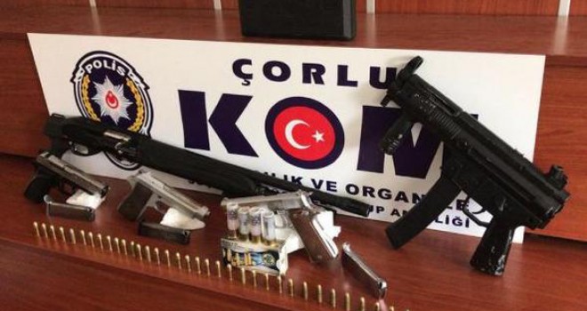 Evinde Tüfek ve Tabancalarla Yakalandı