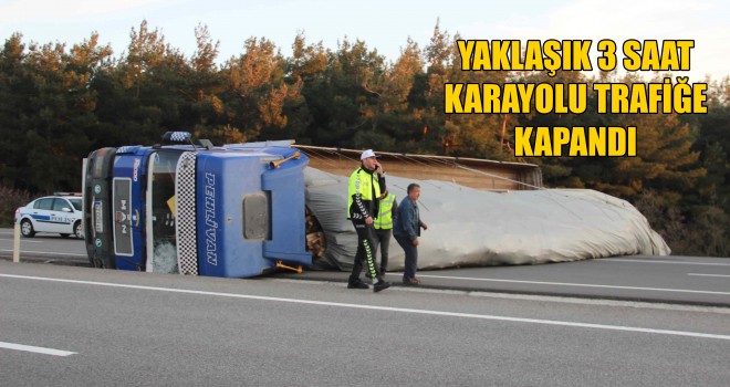 Odun Yüklü Tır Devrildi
