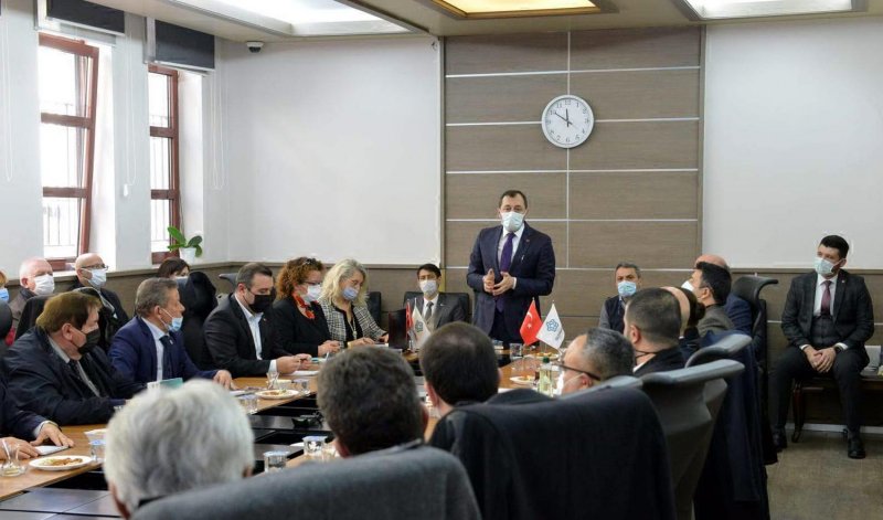 Başkan Yüksel, siyasi parti temsilcilerine kentsel dönüşümü anlattı