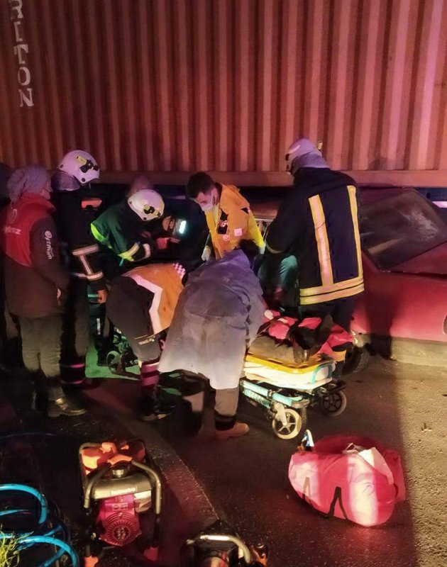 Lüleburgaz'da TIR dorsesi altına giren otomobilde 2 kişi yaralandı