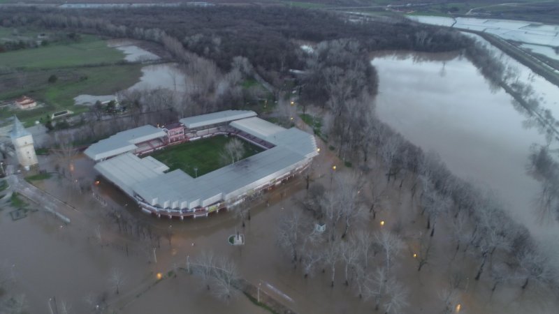 Tunca Nehri taştı, minibüsünün üzerinde mahsur kalan sürücüyü, AFAD kurtardı