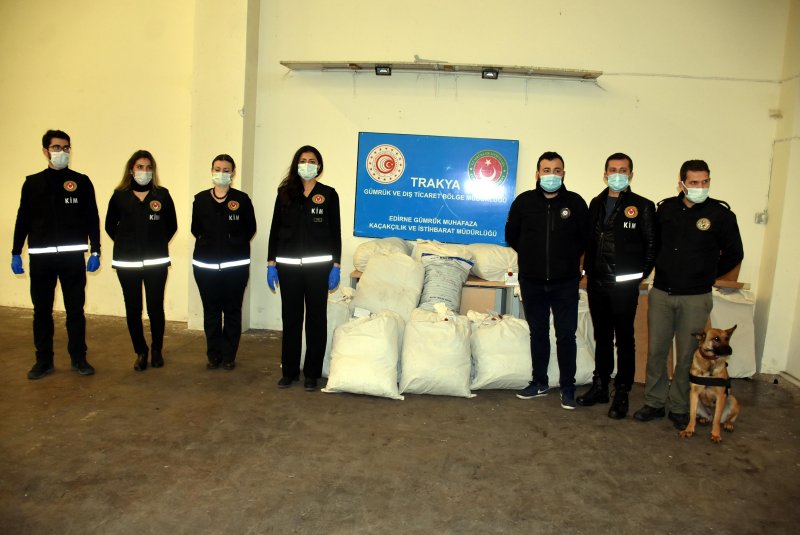 Arnavutluk'tan gelen TIR'da 30 milyon lira değerinde 230 kilo esrar ele geçirildi