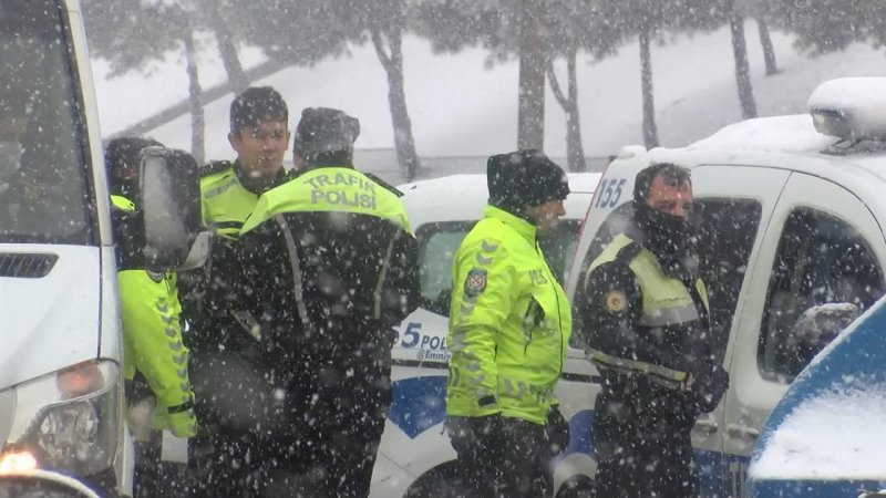 Sivil polis aracı, trafik polisi aracına çarptı: 3 polis yaralandı