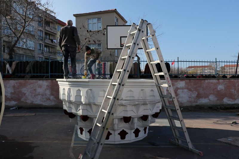 Cami minareleri, üzerine fiberglas parçalar monte edilerek yenileniyor