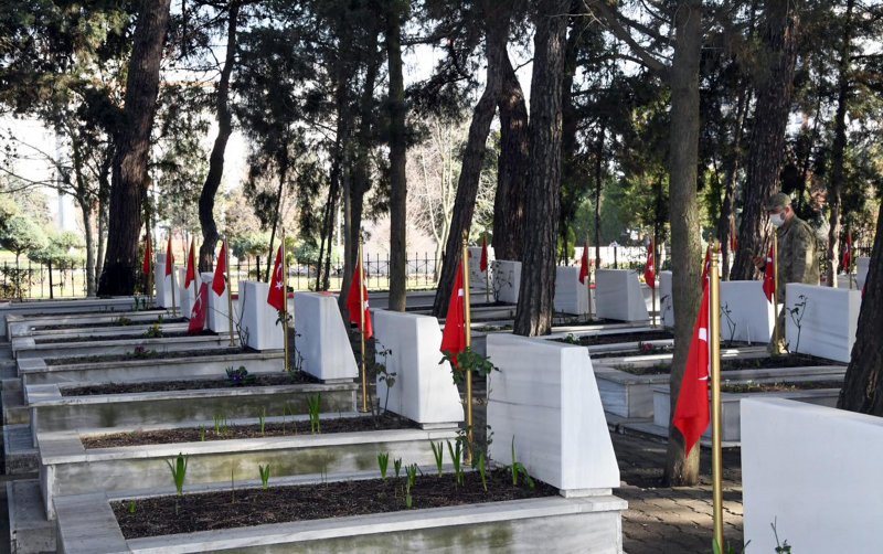 Çorlu Şehitliği'nde çalınan pirinç bayrak direkleri yenilendi