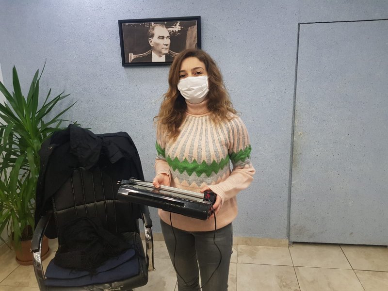 Döviz bürosu sahibi kadın, silahlı soyguncuyu kovaladı