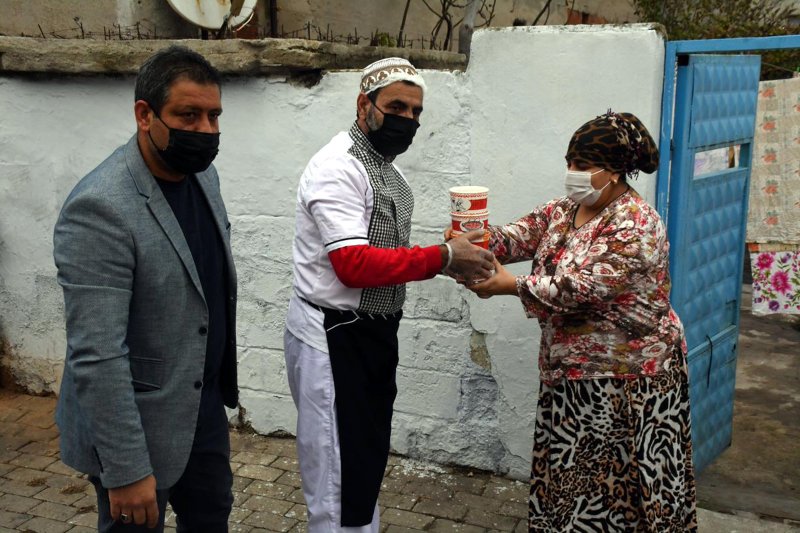 Düzenledikleri kampanyayla karantinadakilere yemek dağıtıyorlar