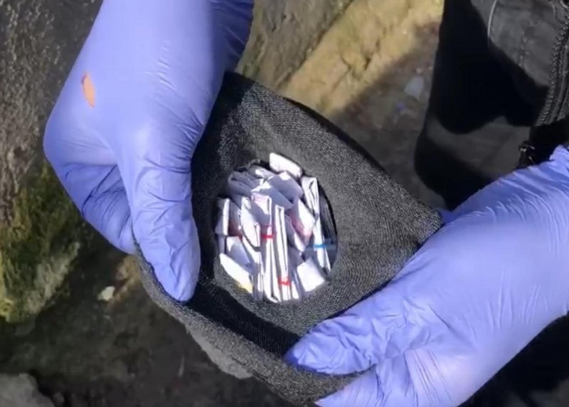 Evin çatısında, çorap içine saklanmış uyuşturucu ele geçirildi