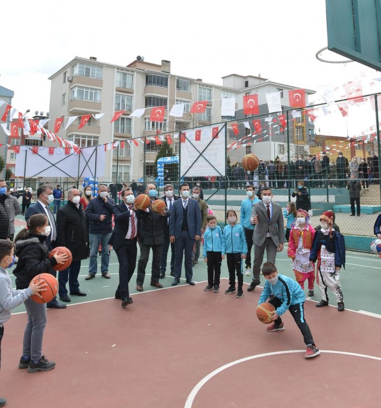 Hüseyin Pehlivan İlkokulu çok amaçlı spor sahası törenle açıldı