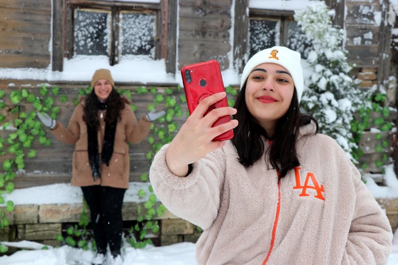 Kar yağışının beyaza bürüdüğü Edirne'de, kartpostallık manzaralar oluştu