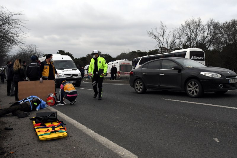 Önce yayaya, ardından motosikletten düşüp bariyere çarpan sürücü öldü