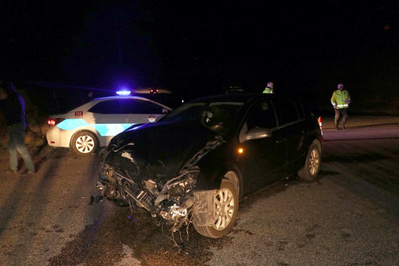 Otomobilin çaptığı askeri personel taşıyan servis midibüsü devrildi: 14 yaralı