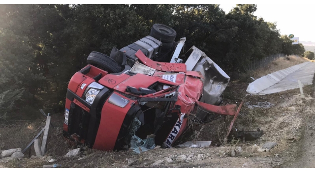 Devrilen tankerin sürücüsü yaralandı, 20 ton süt yol kenarına aktı