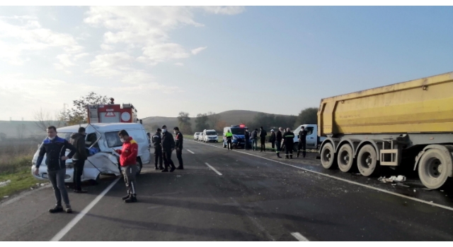 Tekirdağ'da TIR, minibüse çarptı: 1 ölü, 2 yaralı