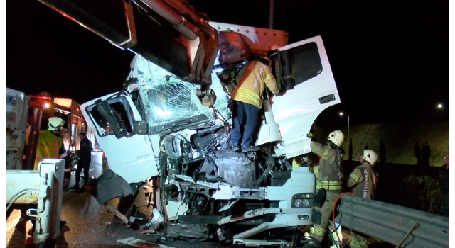 Kuzey Marmara Otoyolu'nda TIR kargo kamyonuna çarptı: 2 yaralı